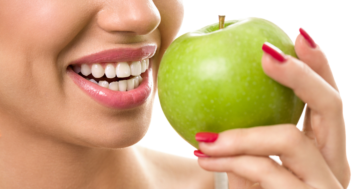 ¿Qué alimentos nos ayudan a tener los dientes blancos?