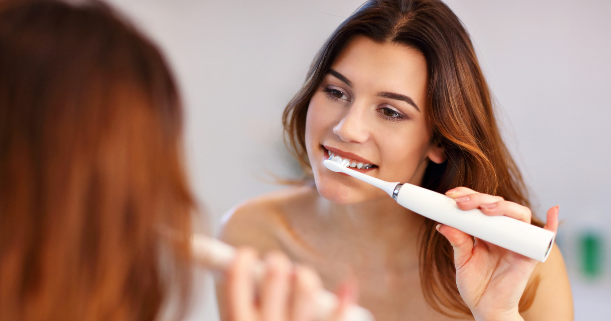 ¿Es adecuado lavarse los dientes con agua oxigenada?